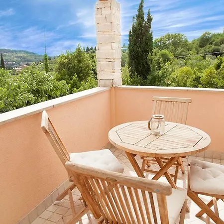 In Villa, Near Piran 斯楚雅