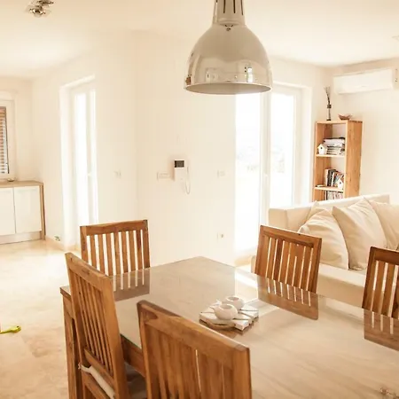 In Villa, Near Piran * 斯楚雅