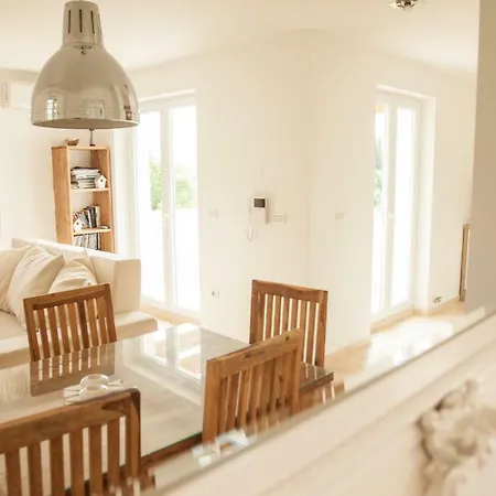 In Villa, Near Piran * 斯楚雅